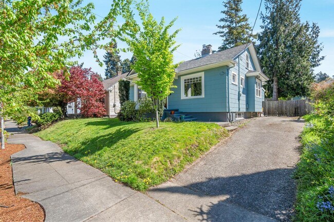 Building Photo - Lovely 2-bdrm/1-bath home w/ updates in cl...