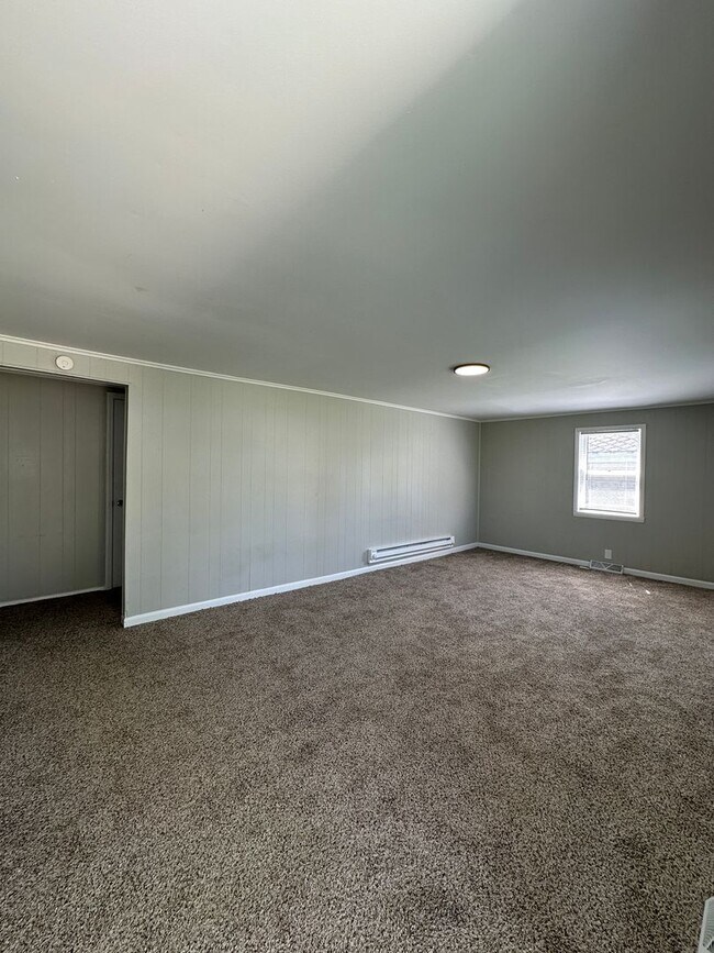 Foto del edificio - Backyard Nights & Front Porch Mornings — Cozy 3BR Brick Ranch in Fairlawn