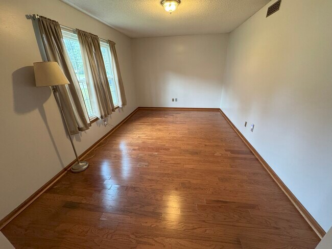 Foto del edificio - 123 Trestlewood Dr