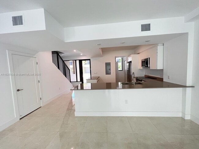 Building Photo - 4130 N Oak Pl