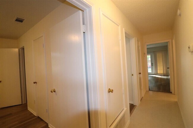 Building Photo - 2405 Idlewood Dr