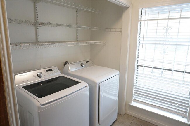Foto del edificio - 8531 Sands Point Dr