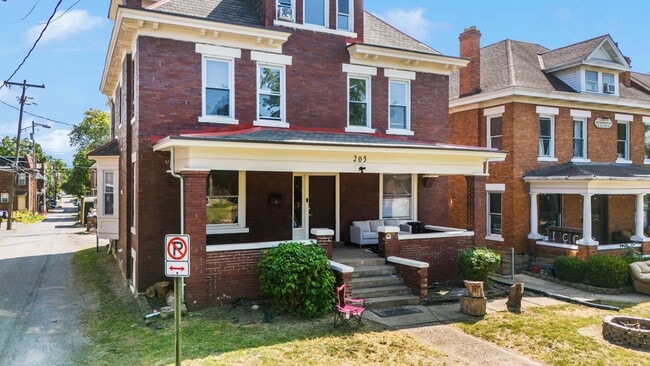 Building Photo - 205 E 14th Ave