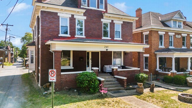Foto del edificio - Massive Newly Renovated 11-Bedroom House o...