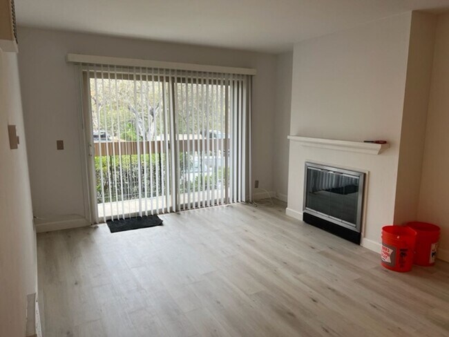 Building Photo - Great One Bedroom Condo Golden Oaks Monterey