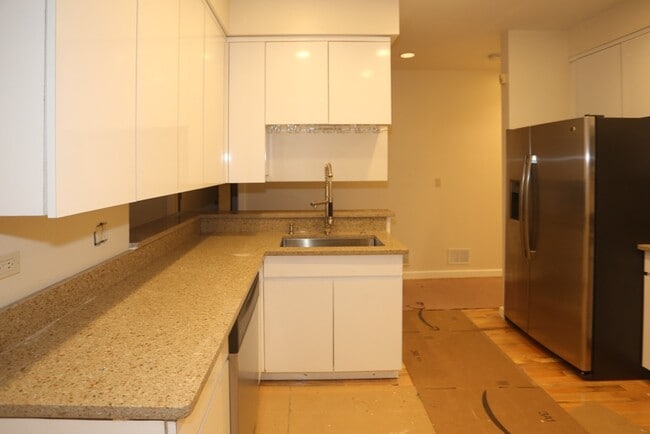 Foto del edificio - 3345 N Southport Ave
