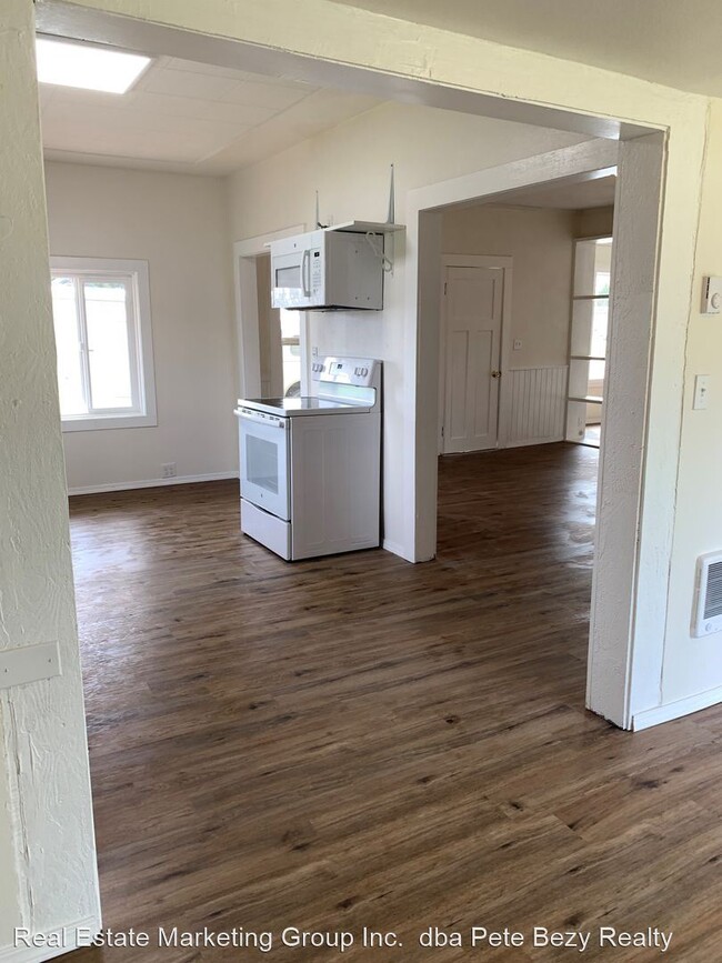 Building Photo - 4 br, 1 bath House - 202 W Pe Ell Ave
