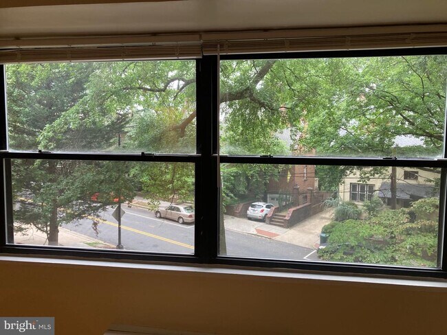 Foto del edificio - 1801 Clydesdale Pl NW