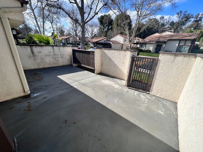 Foto del edificio - COMING SOON! 3-Bedroom Condo with Epoxy Garage in Vista Fairways, Valencia!