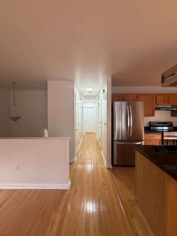 Building Photo - 845 Hart St