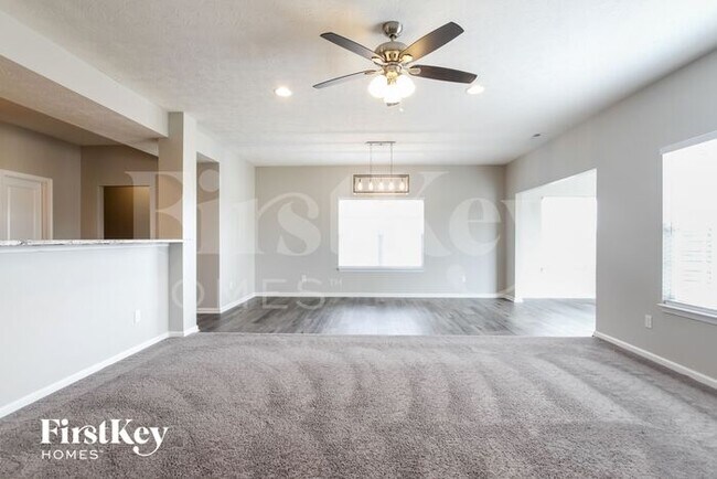 Foto del edificio - 380 Thunderwood Dr