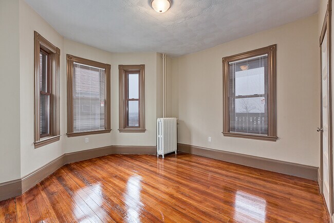 Building Photo - 94 Gladstone St