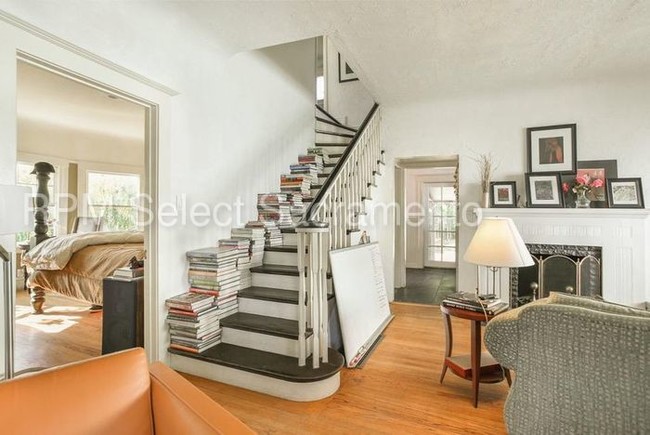Building Photo - 4 bed 2 bath in the Fabulous 40's of East Sac