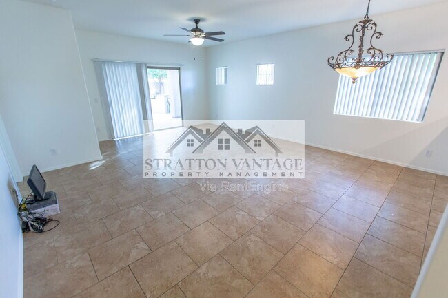 Foto del edificio - 925 E Madeline Dr