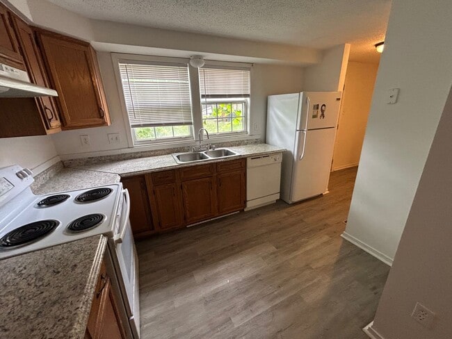 Building Photo - King George 2 Bedroom End Unit Townhouse