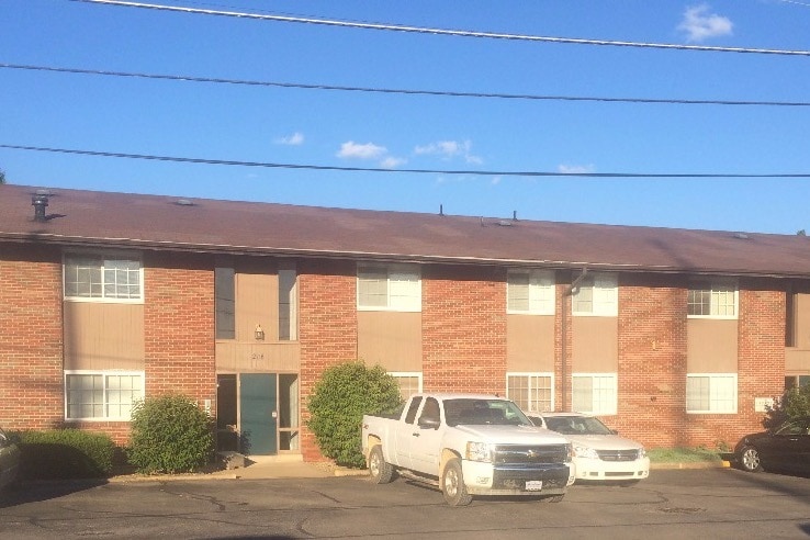 Primary Photo - 208 Hook St