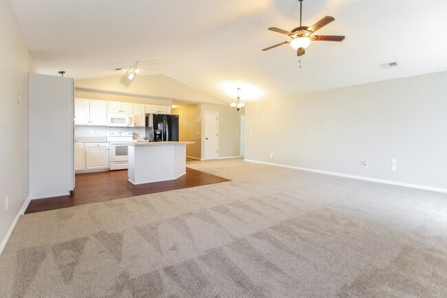Building Photo - Charming Three Bedroom