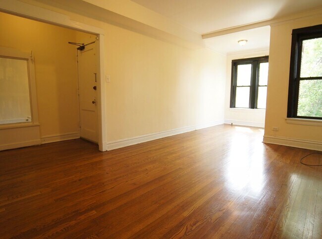 Foto del edificio - 2647 N Sawyer Ave