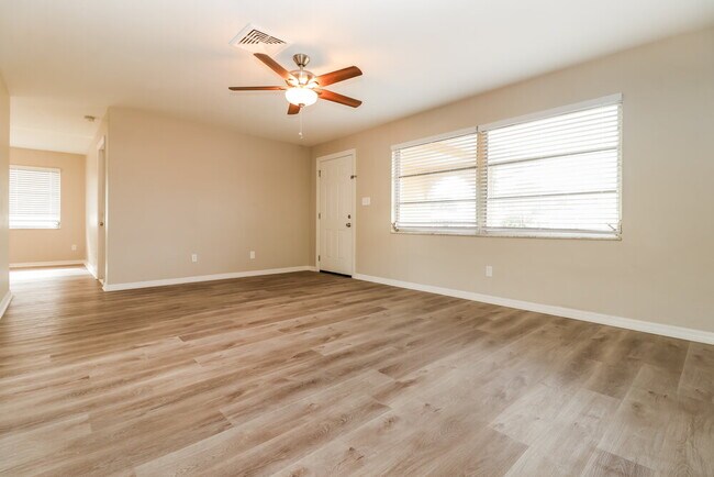 Foto del edificio - 2319 Surrey Ln