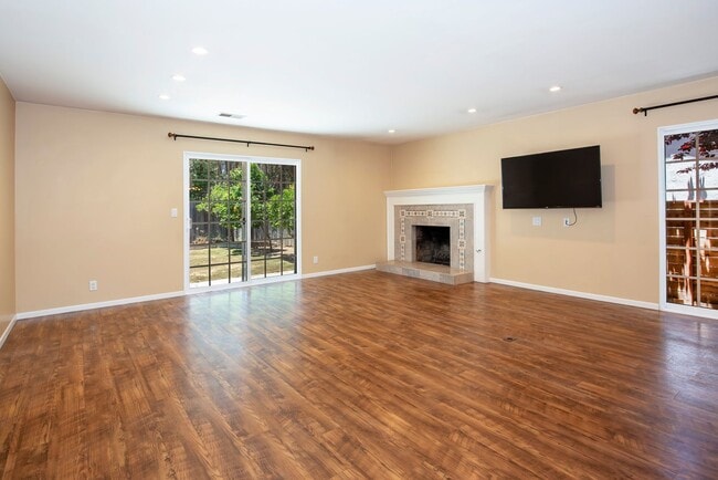Building Photo - Santa Barbara Shores 4 bd / 2 bth - walkin...