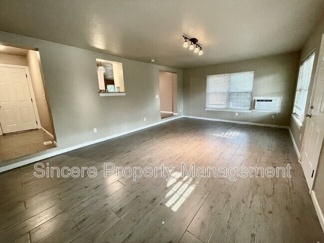 Foto del edificio - 120 N Ranchwood Blvd