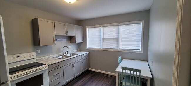 Kitchen - 1113 6th Ave E
