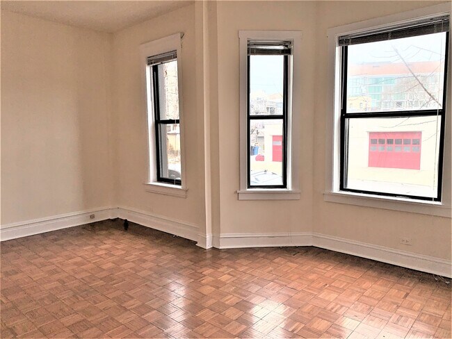 Foto del edificio - 3606 N Racine Ave