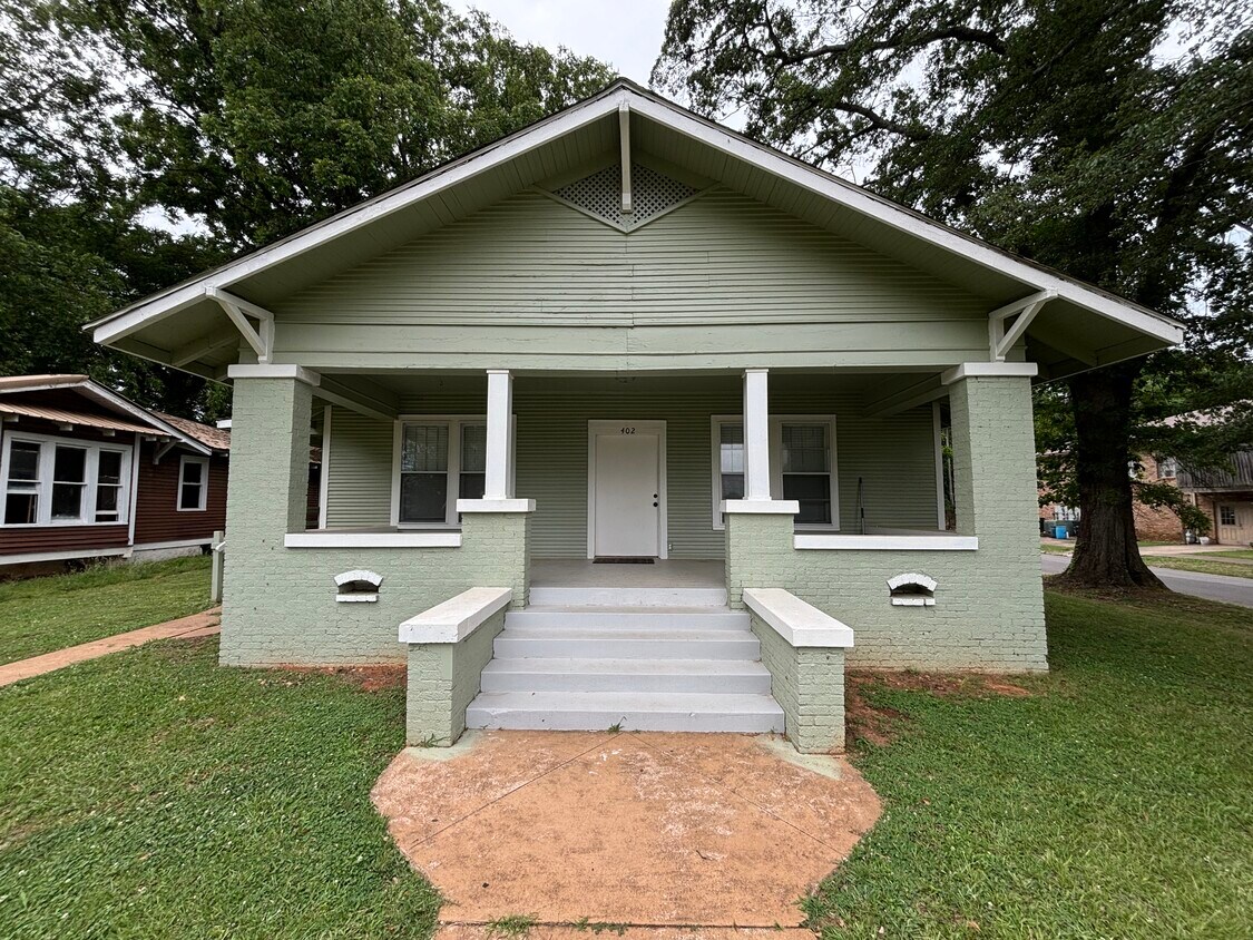 Primary Photo - 402 W Mobile St