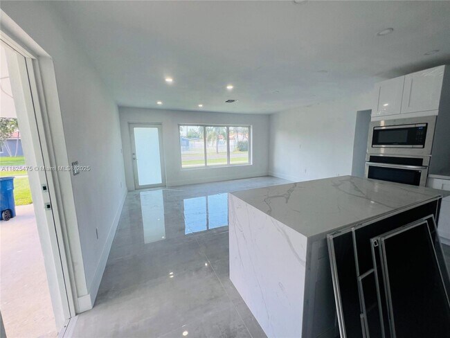 Foto del edificio - 912 NE 2nd Ct