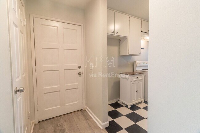 Building Photo - 445 Almond Dr