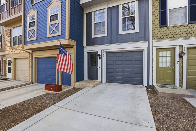 Foto del edificio - $2,045.95 - 2 Bed, 1.5 Bath Townhome in Centennial with Pool Access