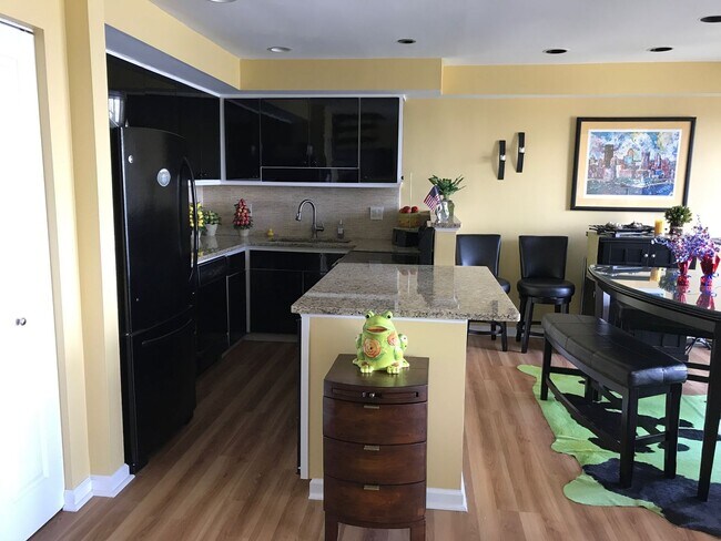 Foto del edificio - Beautiful Condo for Rent