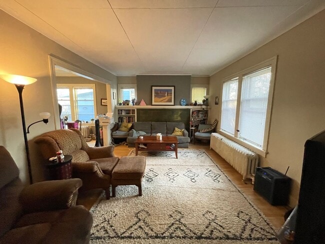 Building Photo - AVAILABLE JUNE - Spacious 6 Bed 1.5 Bath Home near Campus