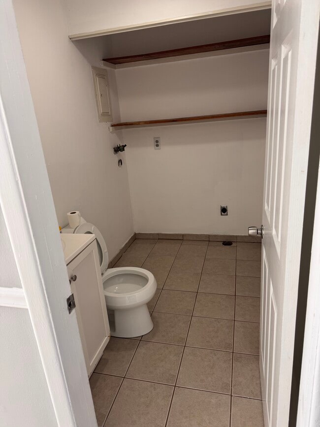 Building Photo - 148 Westbury Park Rd