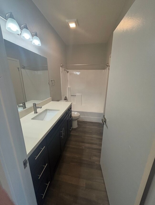 Foto del edificio - 1 bed 1 bath Apartment. 1st month $1500.00 credit.