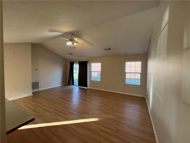 Building Photo - 235 Ravenwood Blvd