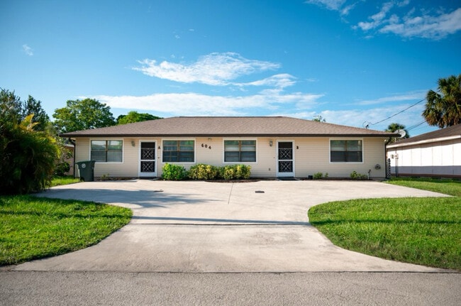 Building Photo - 604 Roselyn Ave
