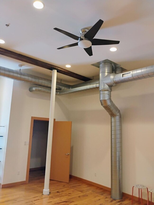 Foto del edificio - 1 BEDROOM 1.5 BATH IN DOWNTOWN CHAMPAIGN