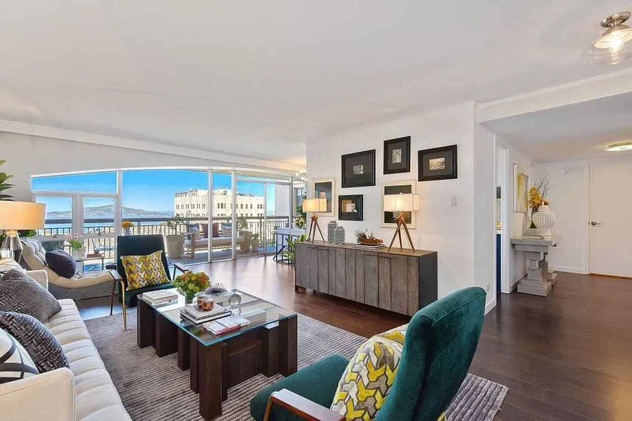 Foto principal - Renovated Condo w/ Views in Pac Heights!!