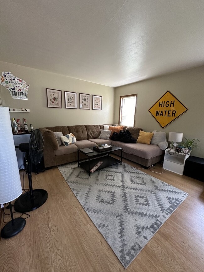 Building Photo - 1 Bedroom, 1 Bathroom with Garage - Available July 4th