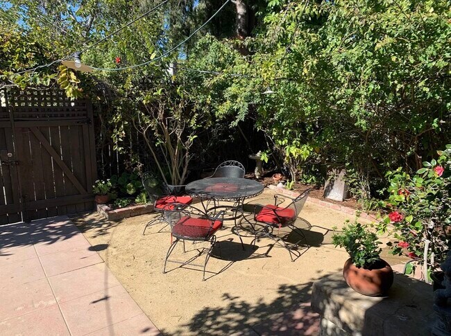 Patio delantero cercado - 1124 Manzanita St