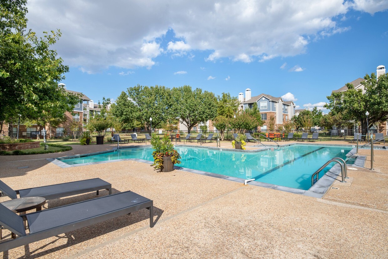 Piscina y terraza - Montclair Parc Apartments