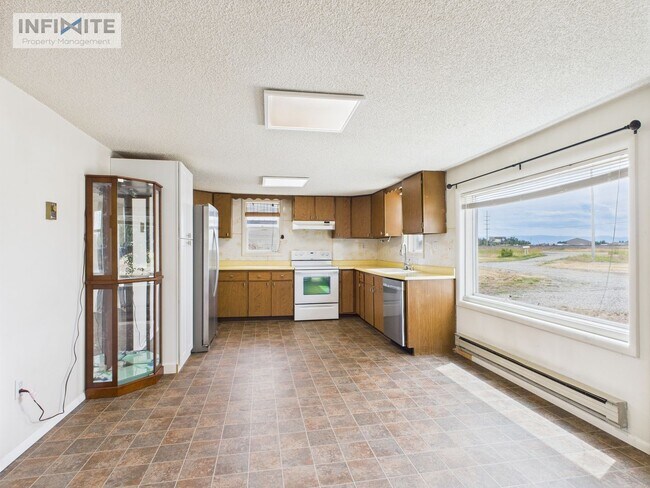 Foto del edificio - Spacious 3-Bedroom Home