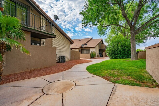 Building Photo - Spacious Updated Townhome in Downtown St. ...
