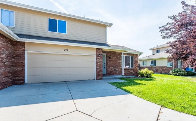 Building Photo - Duplex with 5 Bedroom & 4 Baths