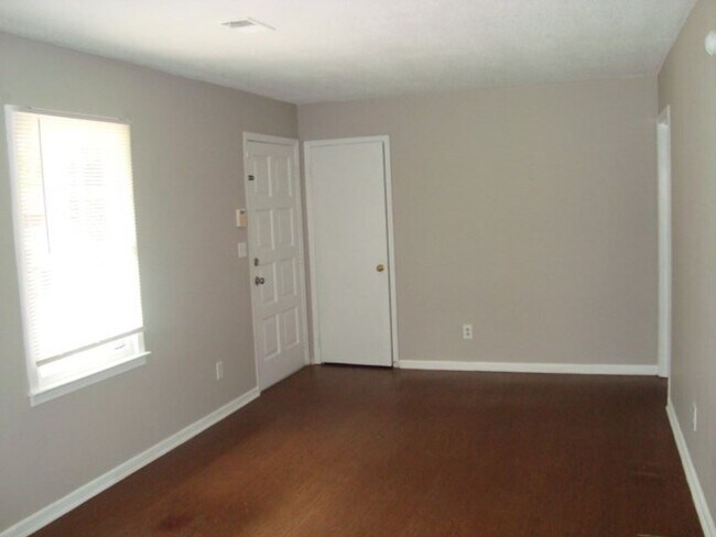 Building Photo - 4 Bedrooms and 1.5 Bath
