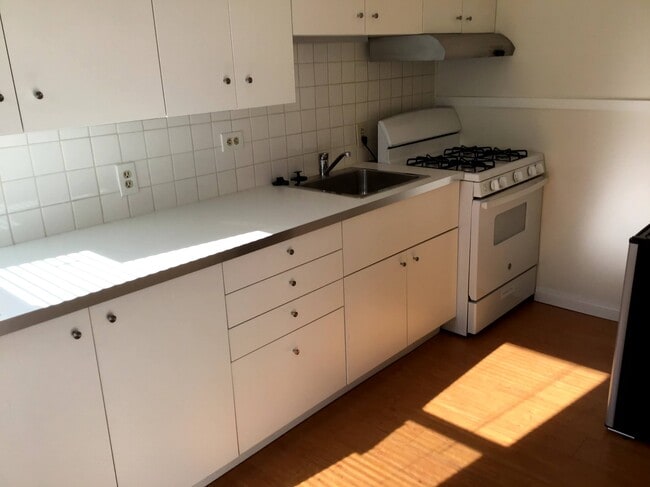 kitchen - 893 N Oakland Ave