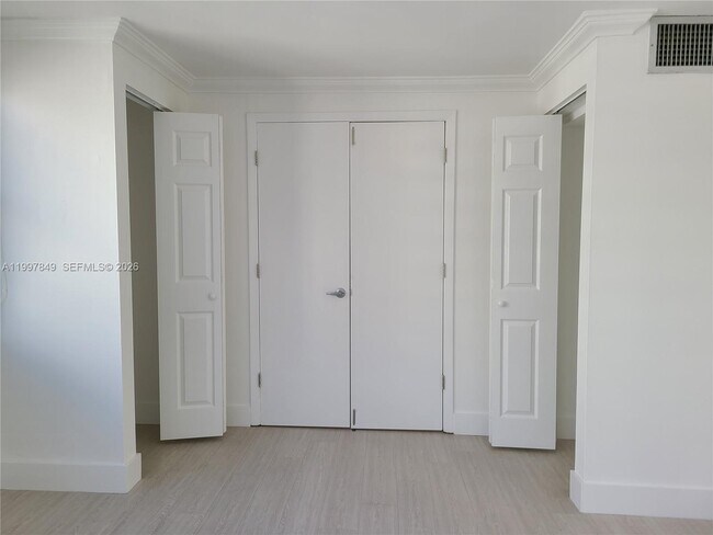 Foto del edificio - 999 Brickell Bay Dr