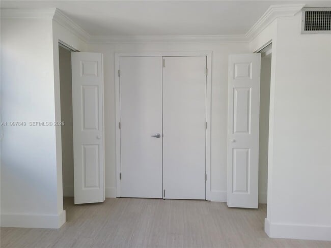 Building Photo - 999 Brickell Bay Dr