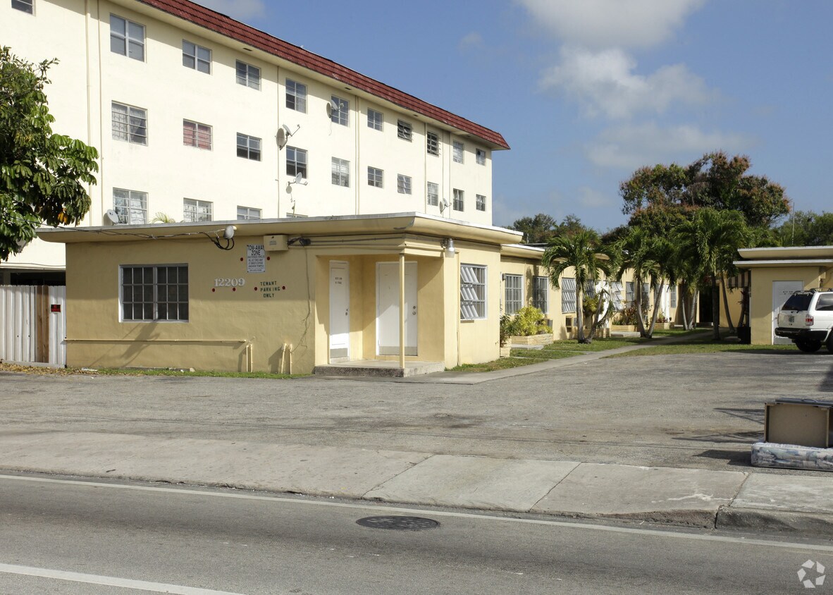 Building Photo - 12209 W Dixie Hwy